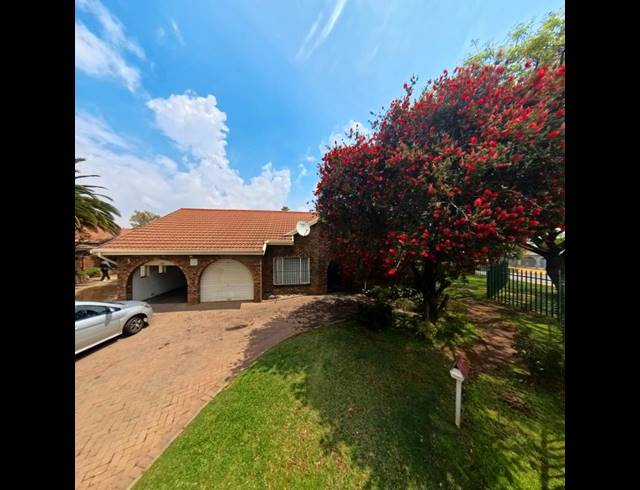 3 BEDROOM TOWNHOUSE FOR SALE IN BIRCHLEIGH NORTH